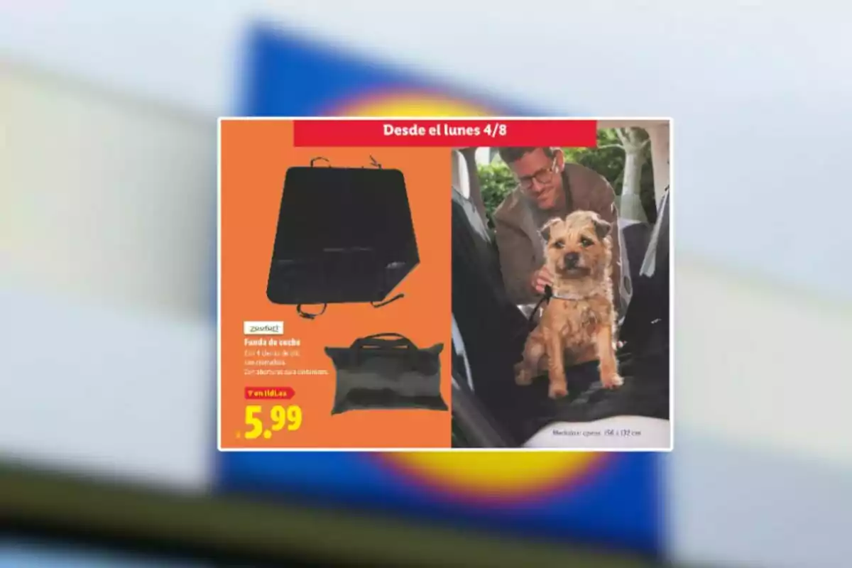Publicitat d’una funda de cotxe per a mascotes amb un home subjectant un gos petit al seient del darrere i el preu de 5,99 euros destacat en groc sobre fons taronja Publicitat d’una funda de cotxe per a mascotes amb un home subjectant un gos petit al seient del darrere i el preu de 5,99 euros destacat en groc sobre fons taronja