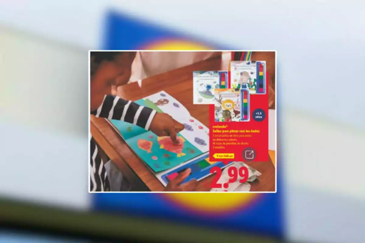 Nen fent servir segells de tinta de colors per pintar amb els dits en un llibre d’activitats sobre una taula amb una oferta de 2,99 euros pel set de manualitats. Nen fent servir segells de tinta de colors per pintar amb els dits en un llibre d’activitats sobre una taula amb una oferta de 2,99 euros pel set de manualitats.