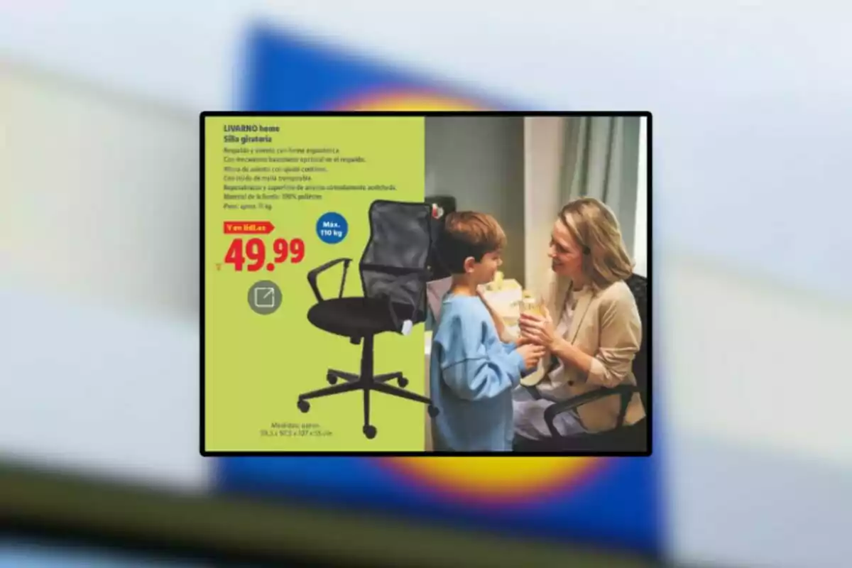 Publicitat d’una cadira giratòria negra amb respatller de xarxa i recolzabraços, al costat d’una dona i un nen somrient en una oficina, amb el preu de 49,99 en un fons groc. Publicitat d’una cadira giratòria negra amb respatller de xarxa i recolzabraços, al costat d’una dona i un nen somrient en una oficina, amb el preu de 49,99 en un fons groc.