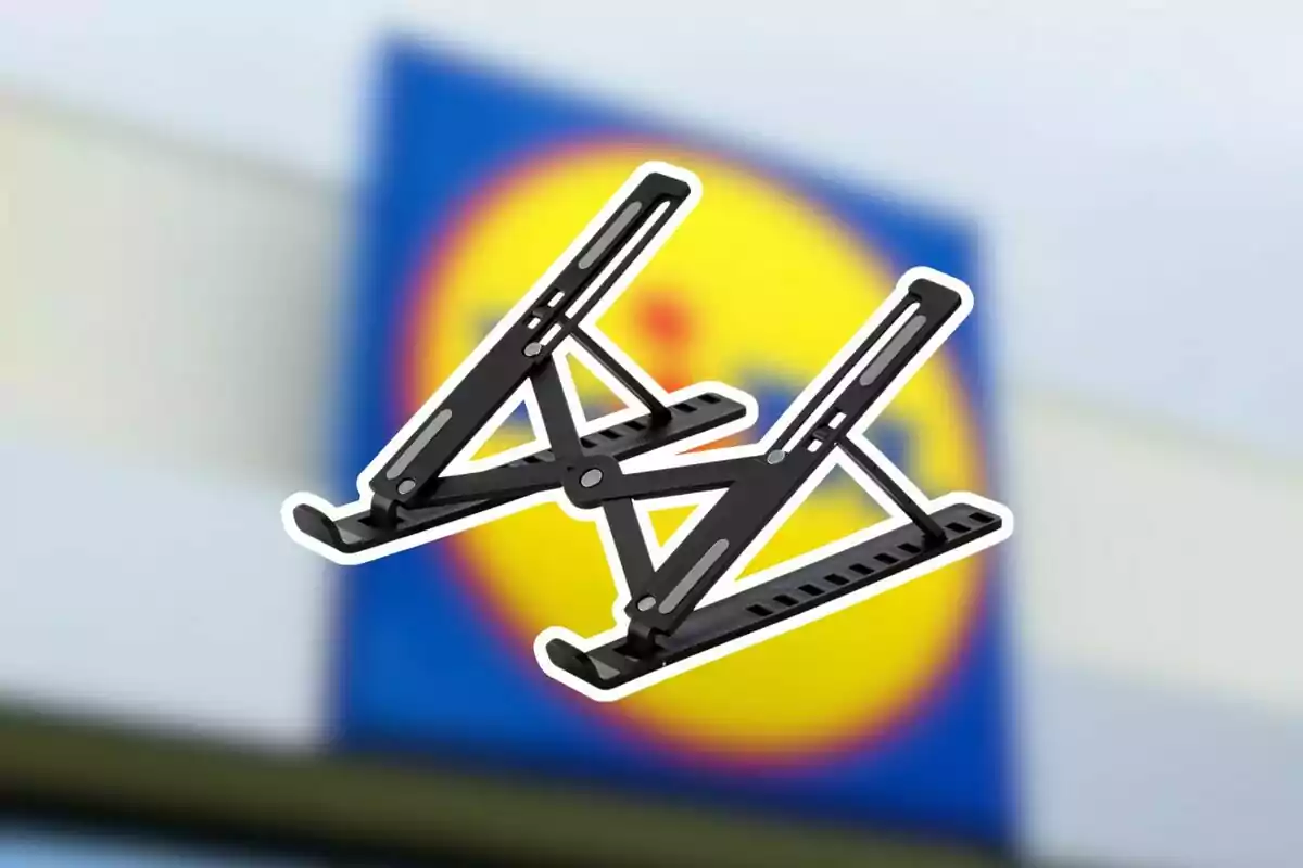Soporte negro para portátil sobre un fondo desenfocado con el logotipo de una tienda. Soporte negro para portátil sobre un fondo desenfocado con el logotipo de una tienda.