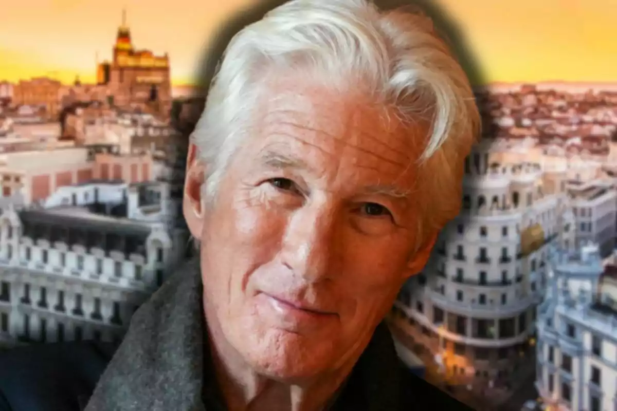 Richard Gere con expresión amable con fondo de ciudad al atardecer