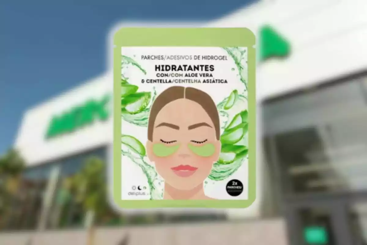Envase de parches hidratantes de hidrogel con aloe vera y centella asiática de la marca Deliplus sostenido frente a una tienda Mercadona desenfocada.