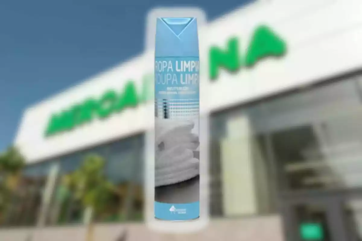 Envase de spray de ambientador con diseño azul y blanco frente a una tienda con letrero verde desenfocado. Envase de spray de ambientador con diseño azul y blanco frente a una tienda con letrero verde desenfocado.