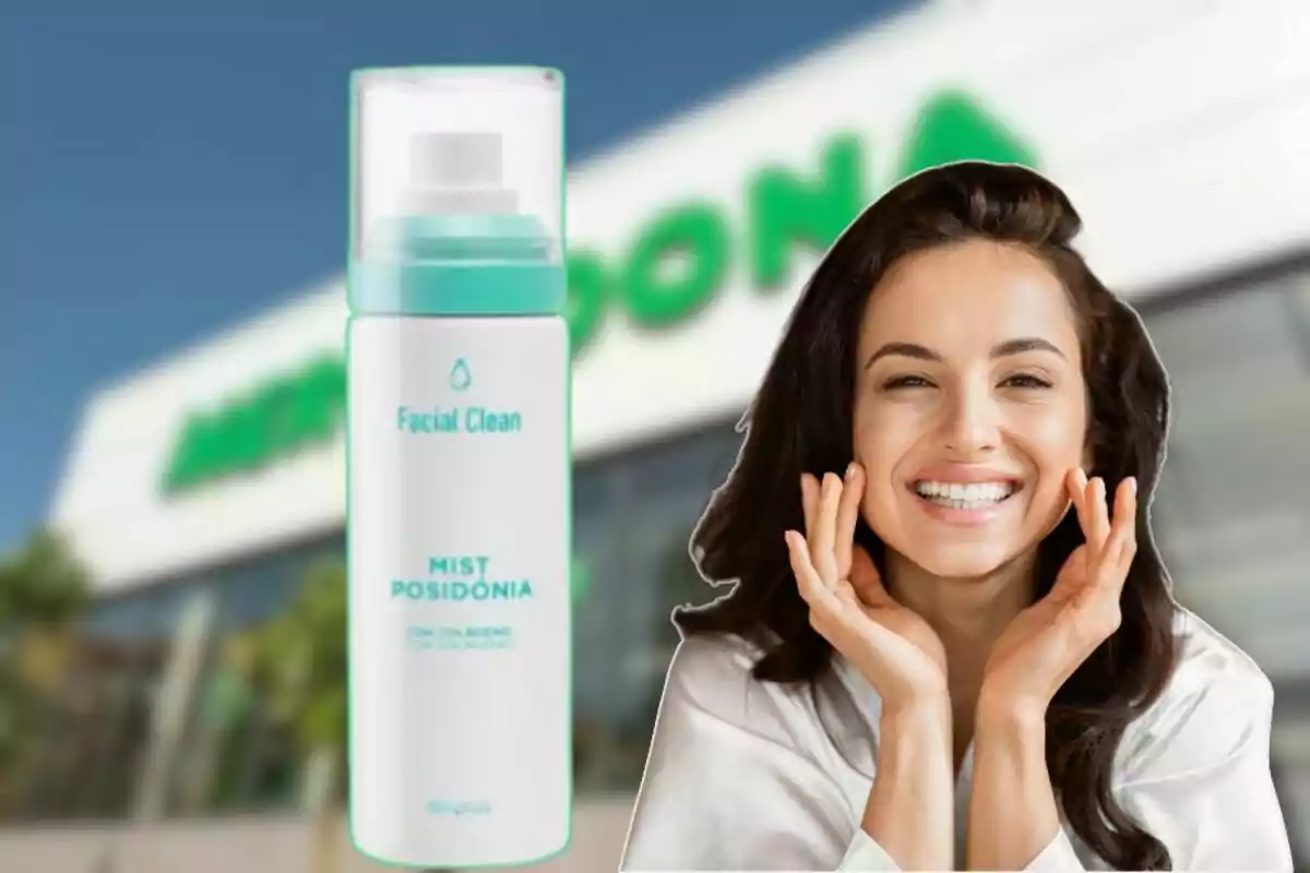 Una mujer sonriente con las manos en el rostro junto a un envase de Mist Posidonia Facial Clean frente a una tienda Mercadona desenfocada.