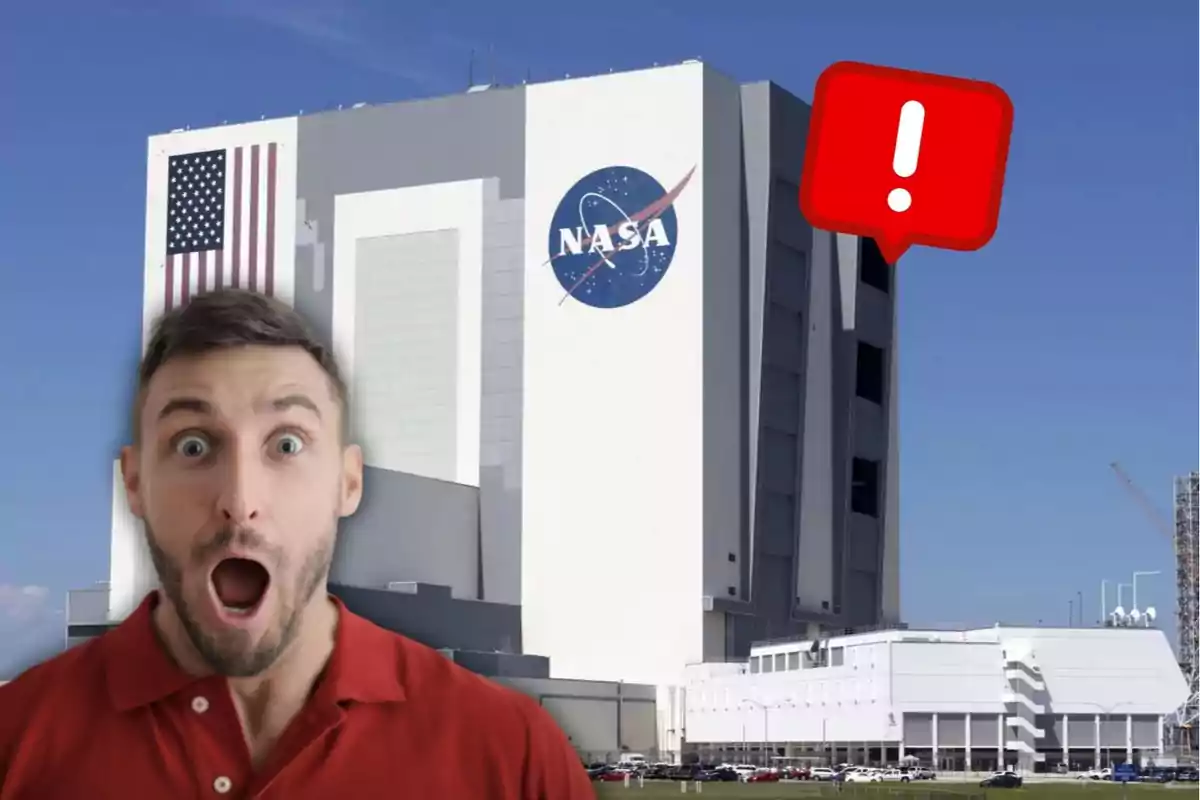 Un home amb expressió de sorpresa davant d’un edifici de la NASA amb una bandera dels Estats Units i una icona d’advertència vermella a la cantonada superior dreta