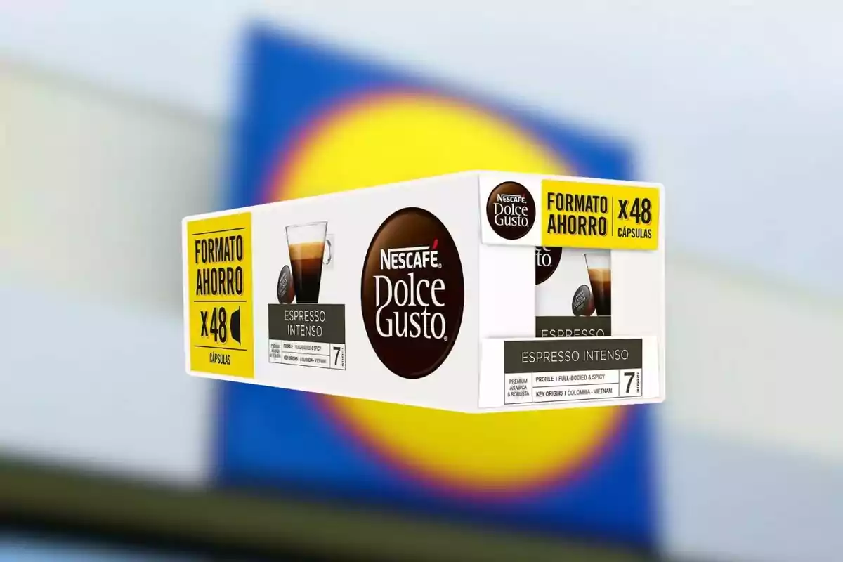 Caixa de càpsules de cafè Nescafé Dolce Gusto Espresso Intenso format estalvi de 48 unitats amb fons desenfocat d’un supermercat Caixa de càpsules de cafè Nescafé Dolce Gusto Espresso Intenso format estalvi de 48 unitats amb fons desenfocat d’un supermercat