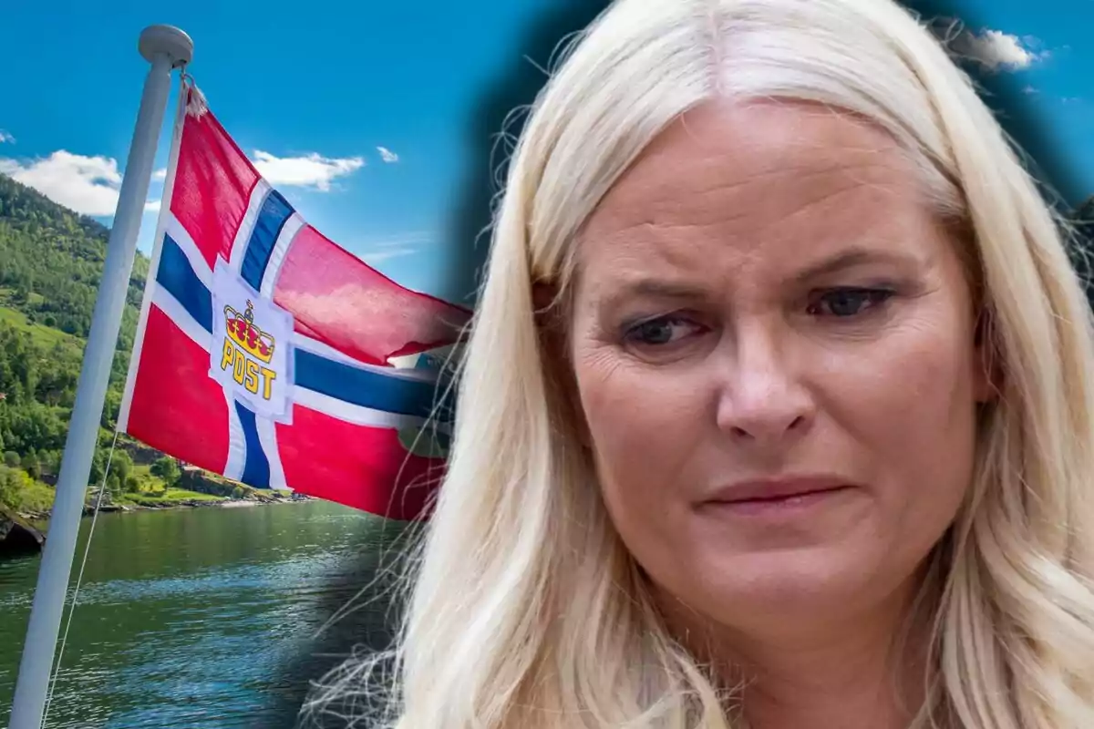 Mette-Marit d’expressió seriosa en primer pla amb una bandera de Noruega onejant al fons al costat d’un paisatge de llac i muntanyes