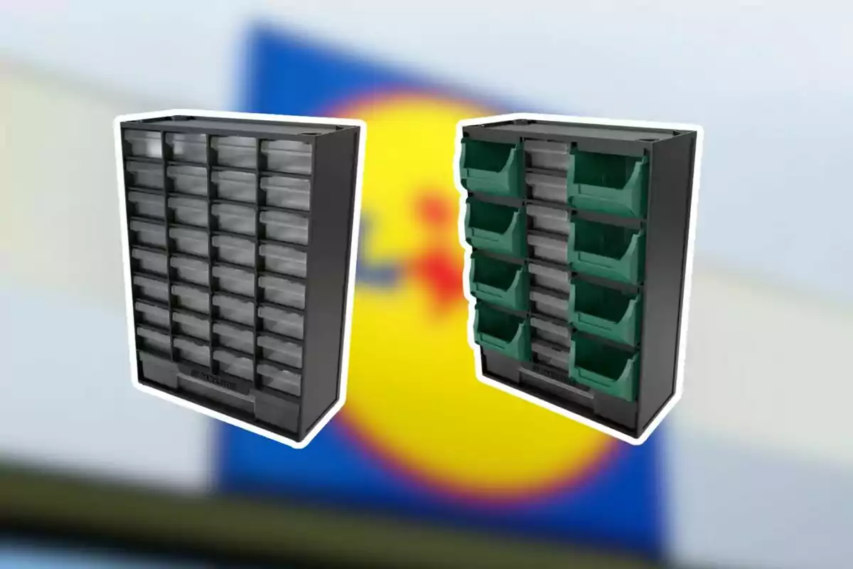 Dos organizadores de plástico para herramientas o piezas pequeñas, uno con cajones transparentes y otro con compartimentos verdes, sobre un fondo desenfocado con colores azul, amarillo y rojo. Dos organizadores de plástico para herramientas o piezas pequeñas, uno con cajones transparentes y otro con compartimentos verdes, sobre un fondo desenfocado con colores azul, amarillo y rojo.