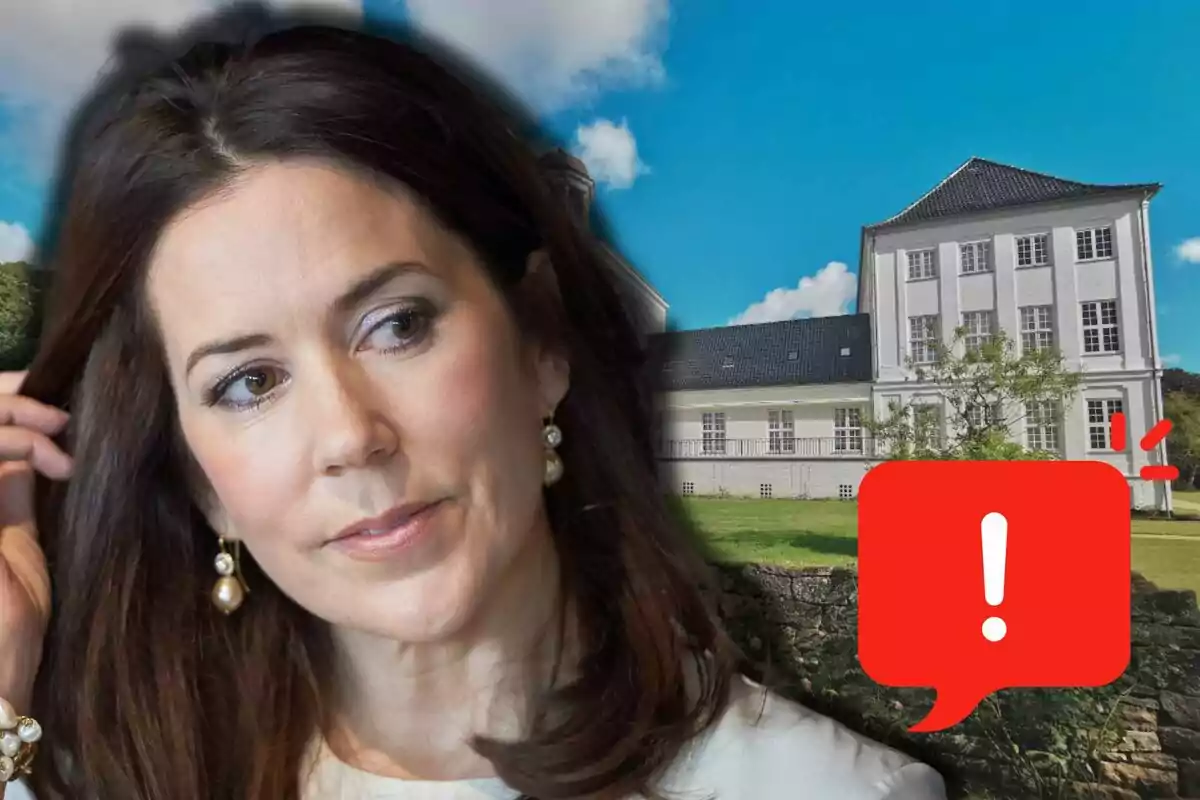 Mary de Dinamarca con expresión seria frente a un edificio blanco y un ícono de advertencia en color rojo