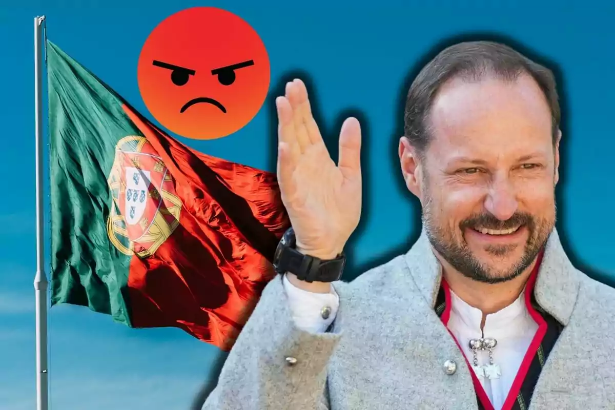 Haakon de Noruega somrient saludant davant d’una bandera de Portugal amb un emoji d’enfadament al fons