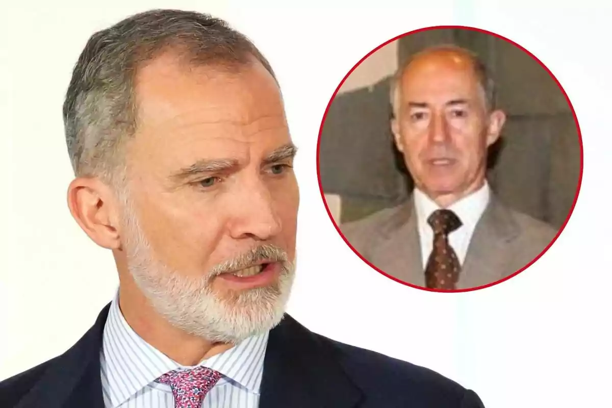 Felipe VI con traje y corbata mirando hacia la izquierda con un círculo rojo que muestra a León Carrillo con traje en el fondo