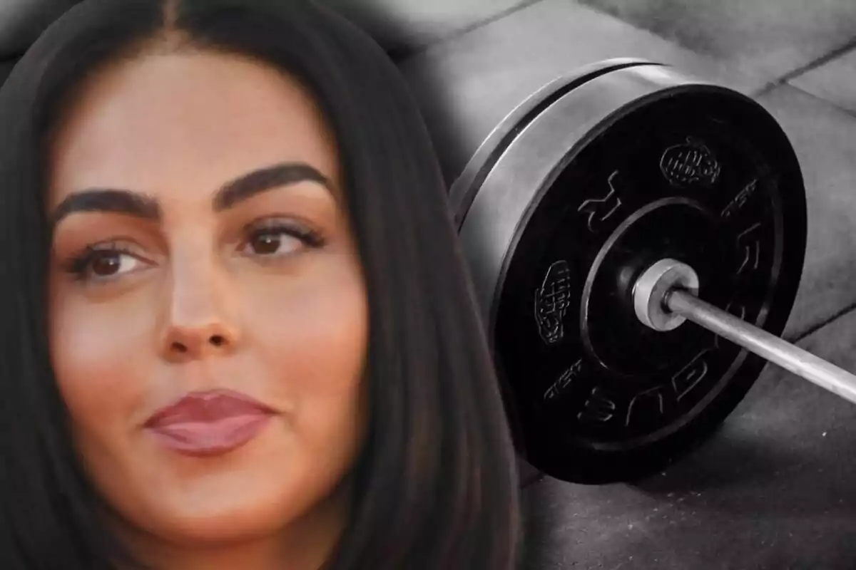 Rostre de Georgina Rodríguez al costat d'una barra de pesos en un gimnàs Rostre de Georgina Rodríguez al costat d'una barra de pesos en un gimnàs