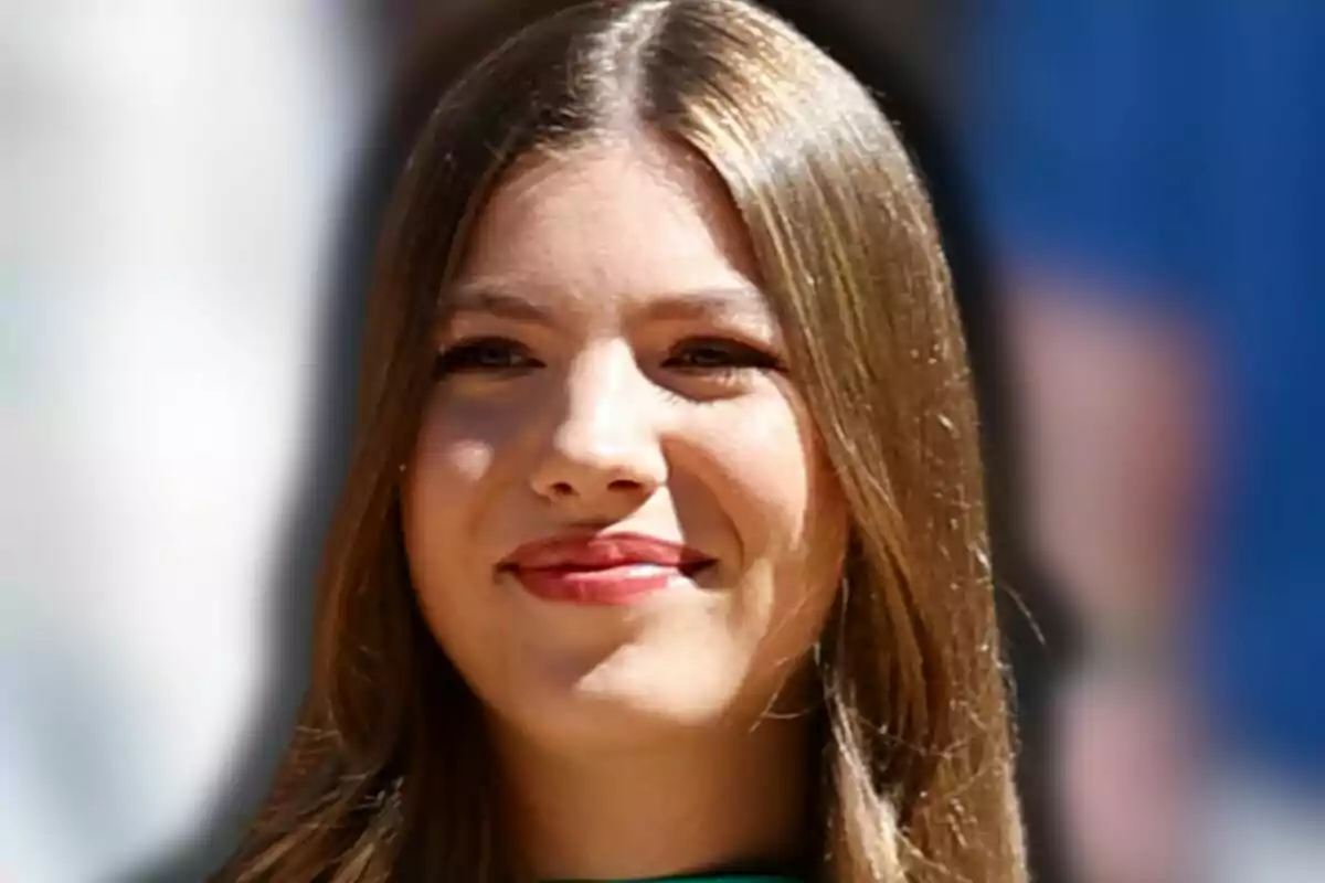 La infanta Sofía con expresión sonriente y fondo desenfocado
