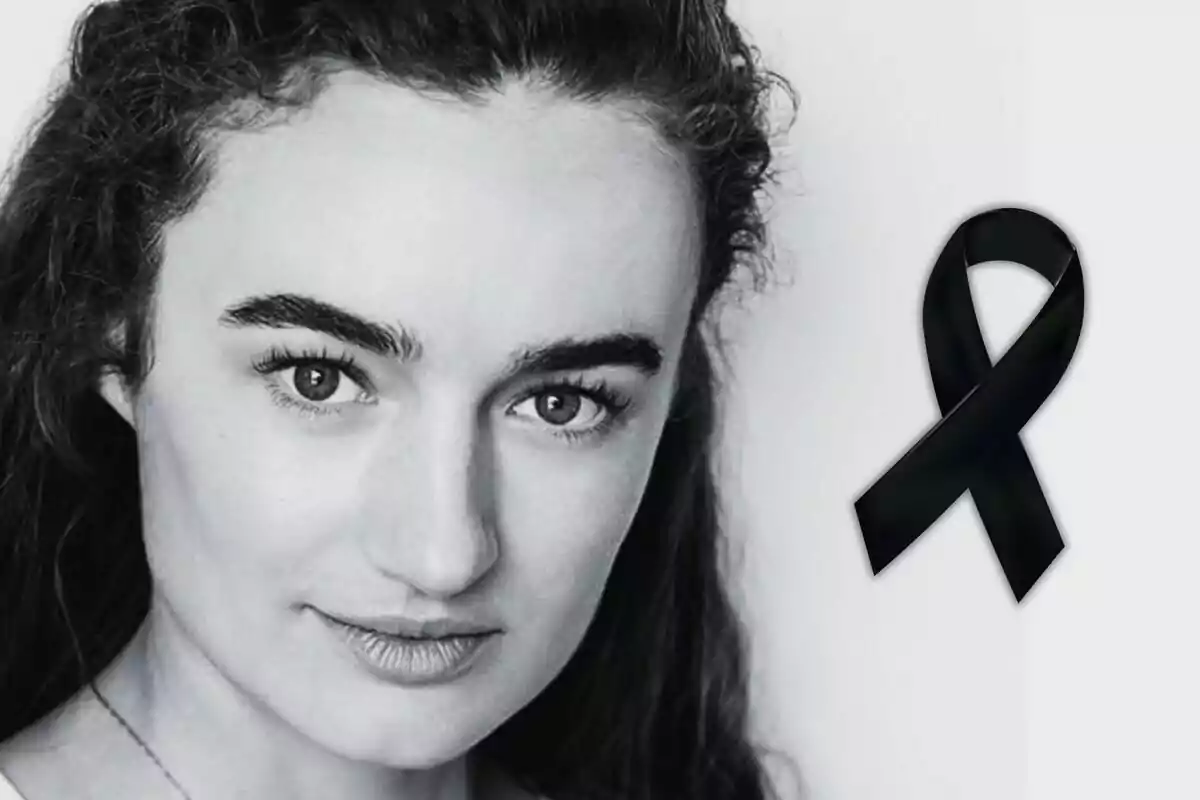 Retrato en blanco y negro de Kelley Mack con un moño negro de luto a la derecha
