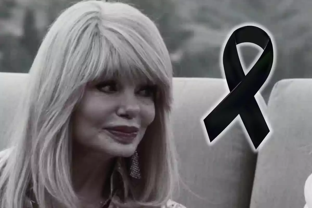 Loni Anderson sentada en un sillón con un moño negro de luto a un lado