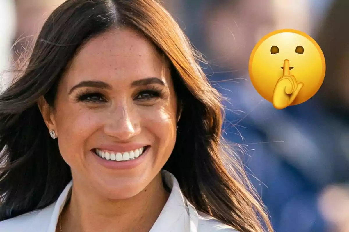 Dona somrient de cabells llargs i foscos amb un emoji de silenci al fons