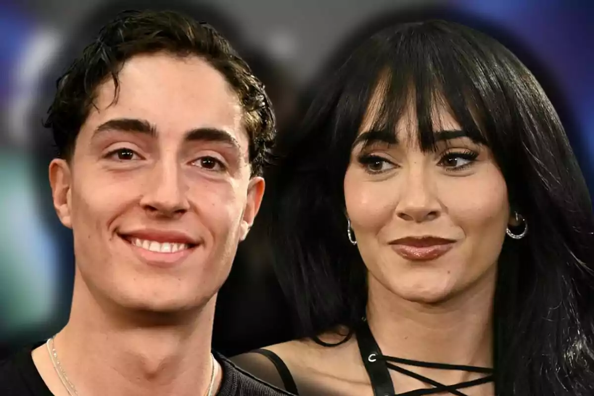 Plex sonriente junto a Aitana que lo mira con expresión curiosa