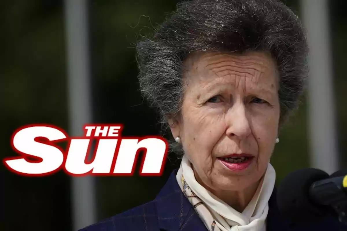 La princesa Anna parlant davant d’un micròfon amb el logotip de The Sun a la imatge