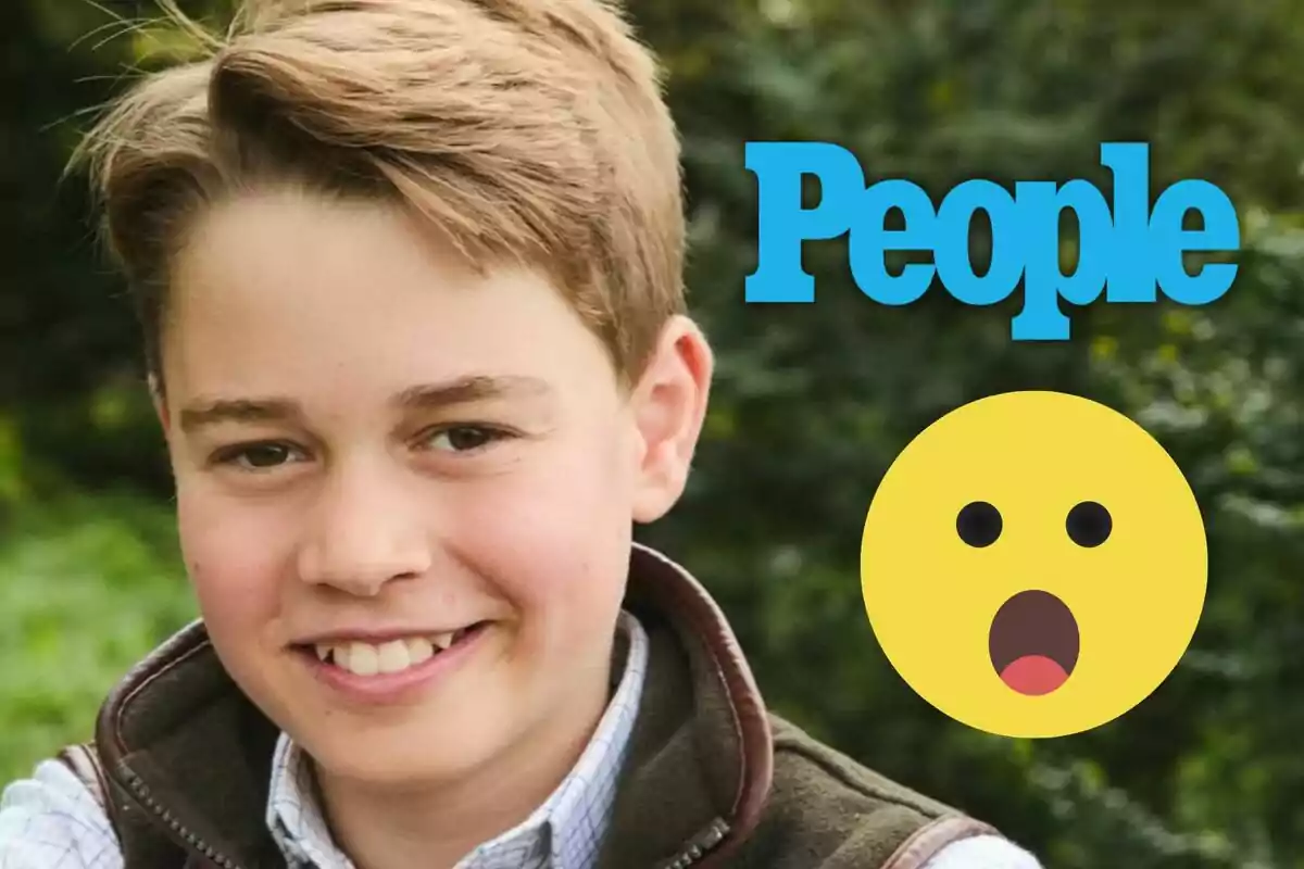 El príncipe George sonriente al aire libre con el logo de People y un emoji de sorpresa