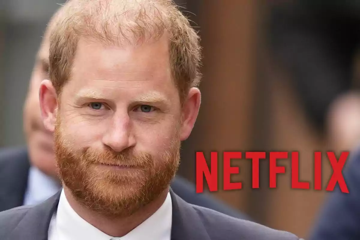 El príncep Harry amb vestit somriu lleument amb el logotip de Netflix en lletres vermelles al seu costat.