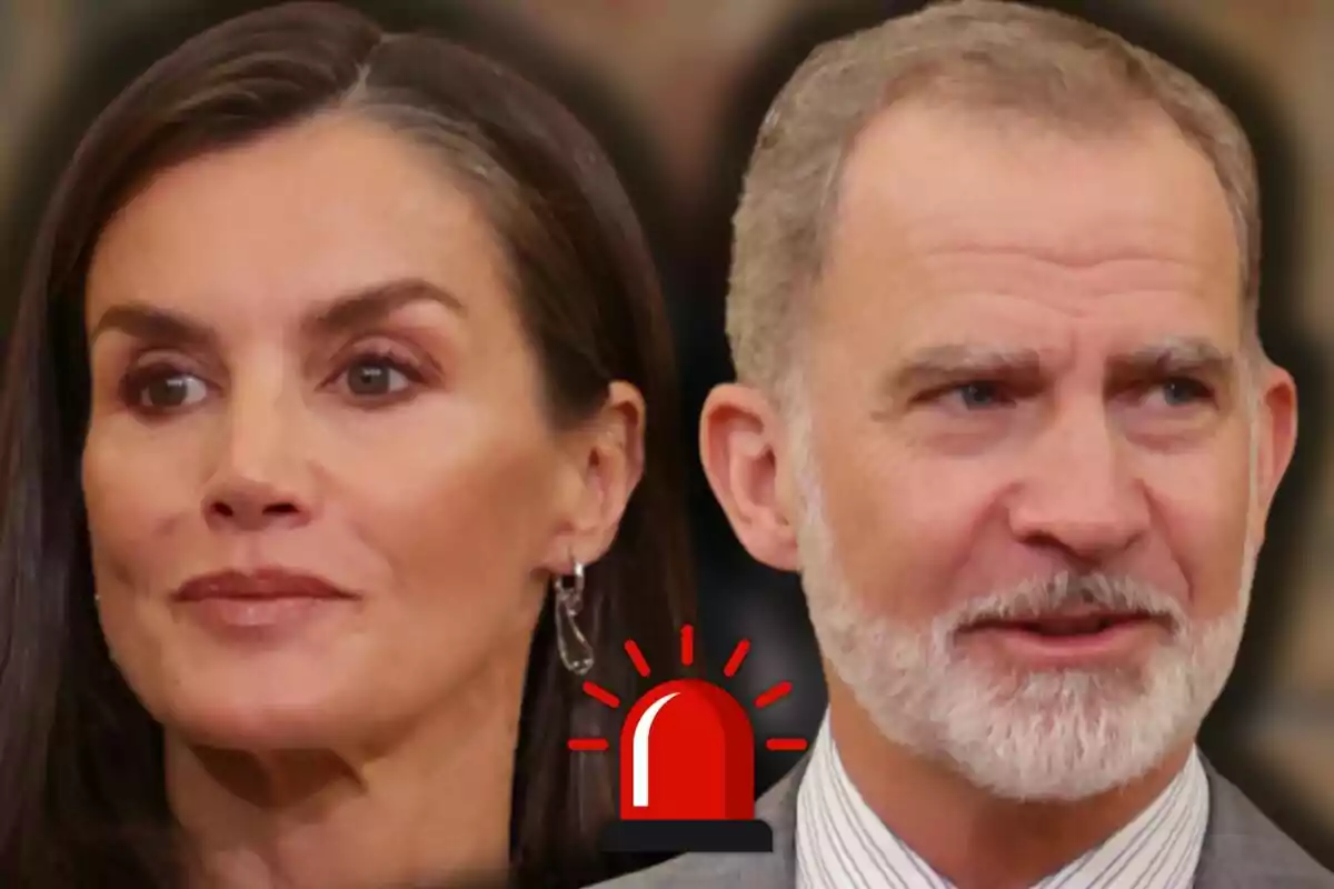 La reina Letizia y Felipe VI de expresión seria con una sirena de alerta roja en el centro de la imagen