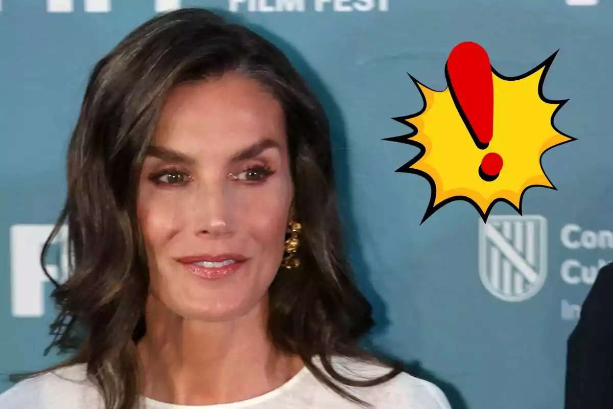 La reina Letícia amb fons blau i un dibuix d’un signe d’exclamació groc i vermell al seu costat