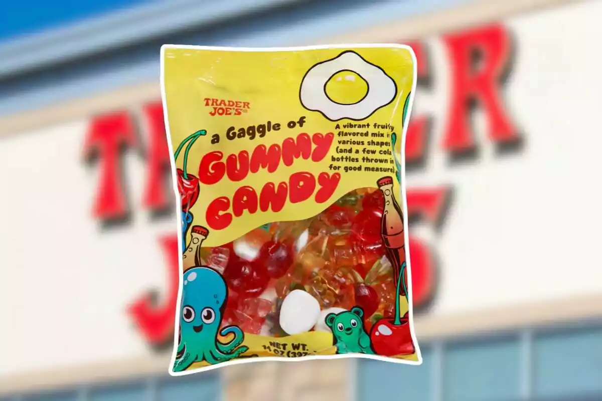 Bolsa de gomitas de colores de la marca Trader Joe’s con ilustraciones de un pulpo, un oso y botellas de refresco sobre un fondo amarillo Bolsa de gomitas de colores de la marca Trader Joe’s con ilustraciones de un pulpo, un oso y botellas de refresco sobre un fondo amarillo