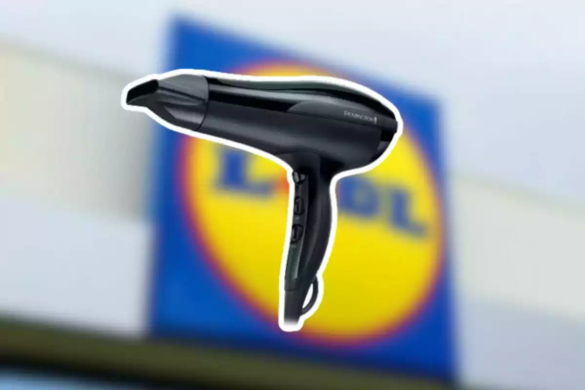 Assecador de cabells negre sobre un fons desenfocat d’una botiga Lidl Assecador de cabells negre sobre un fons desenfocat d’una botiga Lidl