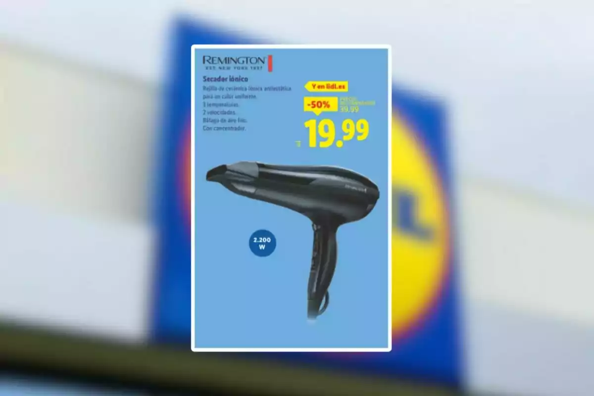 Assecador iònic Remington en oferta a 19,99 euros amb fons de cartell publicitari de Lidl desenfocat Assecador iònic Remington en oferta a 19,99 euros amb fons de cartell publicitari de Lidl desenfocat