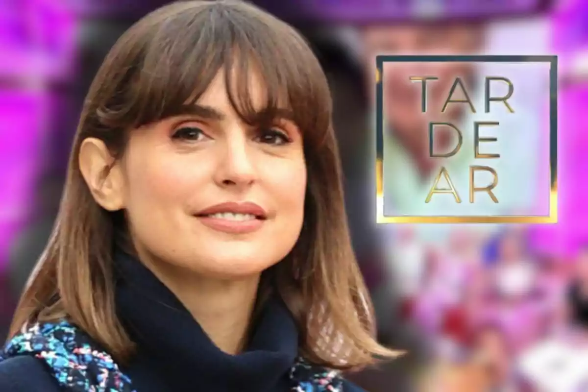 Verónica Echegui sonriendo frente a un fondo desenfocado con el logo de TardeAR a la derecha