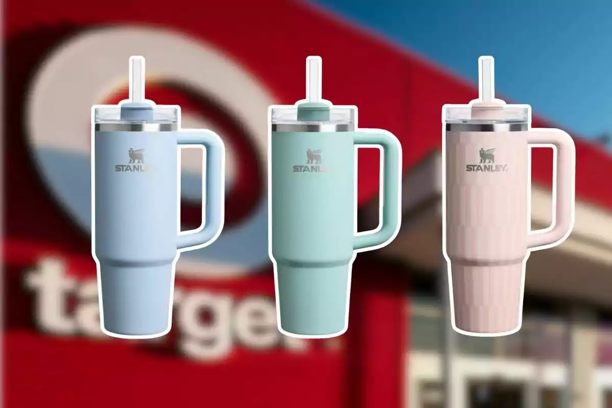 Tres termos Stanley de colores pastel azul verde y rosa con tapa y popote frente a una tienda Target desenfocada Tres termos Stanley de colores pastel azul verde y rosa con tapa y popote frente a una tienda Target desenfocada