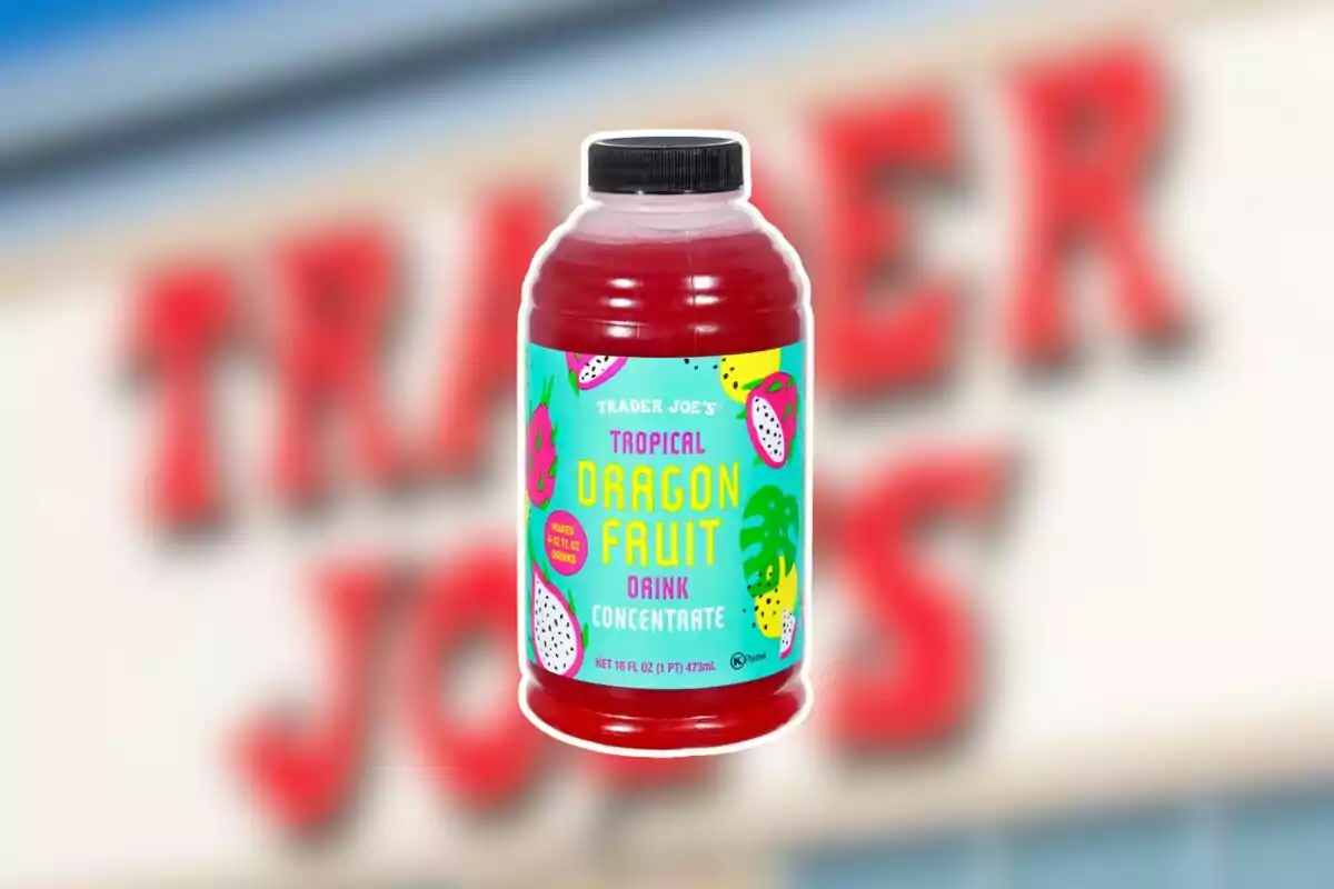 Botella de concentrado de bebida de fruta del dragón tropical de Trader Joe's con fondo desenfocado del letrero de la tienda Botella de concentrado de bebida de fruta del dragón tropical de Trader Joe's con fondo desenfocado del letrero de la tienda