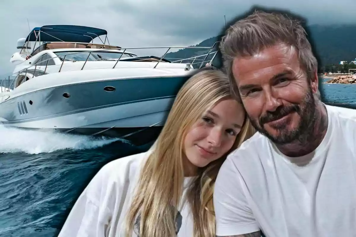 David i Harper Beckham somriuen junts davant d’un iot al mar