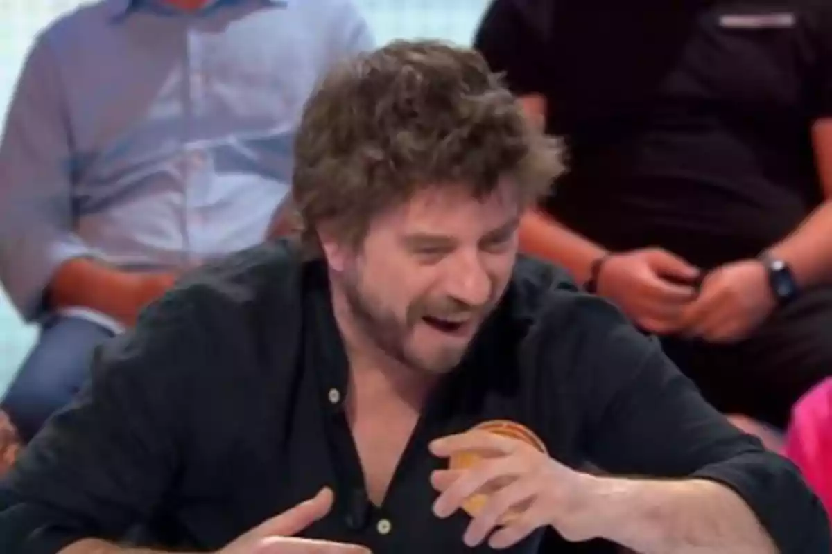 Javi Collado rient mentre sosté un objecte rodó en un programa de televisió amb públic al fons. Captura de 'Pasapalabra' Javi Collado rient mentre sosté un objecte rodó en un programa de televisió amb públic al fons. Captura de 'Pasapalabra'