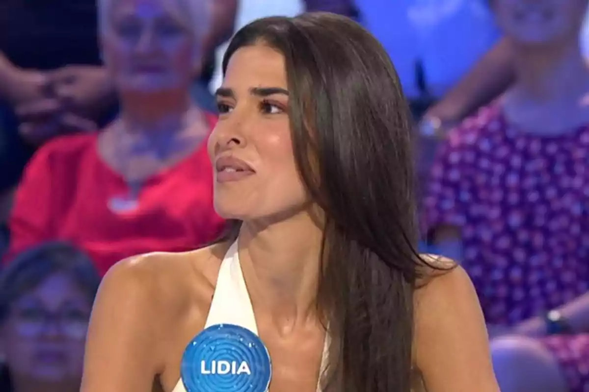 Lidia Torrent amb una placa blava que diu Lidia participant en un programa de televisió amb públic de fons. Captura de 'Pasapalabra' Lidia Torrent amb una placa blava que diu Lidia participant en un programa de televisió amb públic de fons. Captura de 'Pasapalabra'