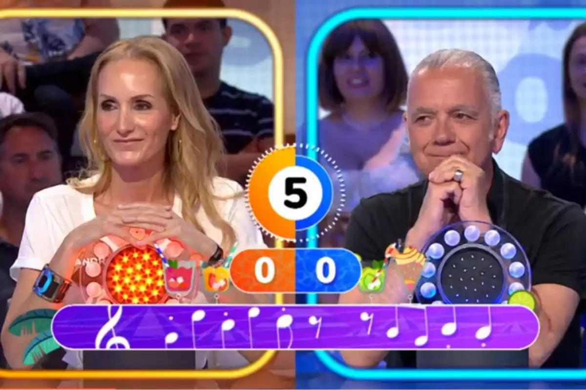 Sandra Ibarra i Juan Ramón Lucas asseguts l’un davant de l’altre en un programa de televisió de preguntes i respostes amb un marcador al centre que mostra el número cinc i tots dos amb les mans recolzades sobre un polsador lluminós. Captura de ‘Pasapalabra’. Sandra Ibarra i Juan Ramón Lucas asseguts l’un davant de l’altre en un programa de televisió de preguntes i respostes amb un marcador al centre que mostra el número cinc i tots dos amb les mans recolzades sobre un polsador lluminós. Captura de ‘Pasapalabra’.