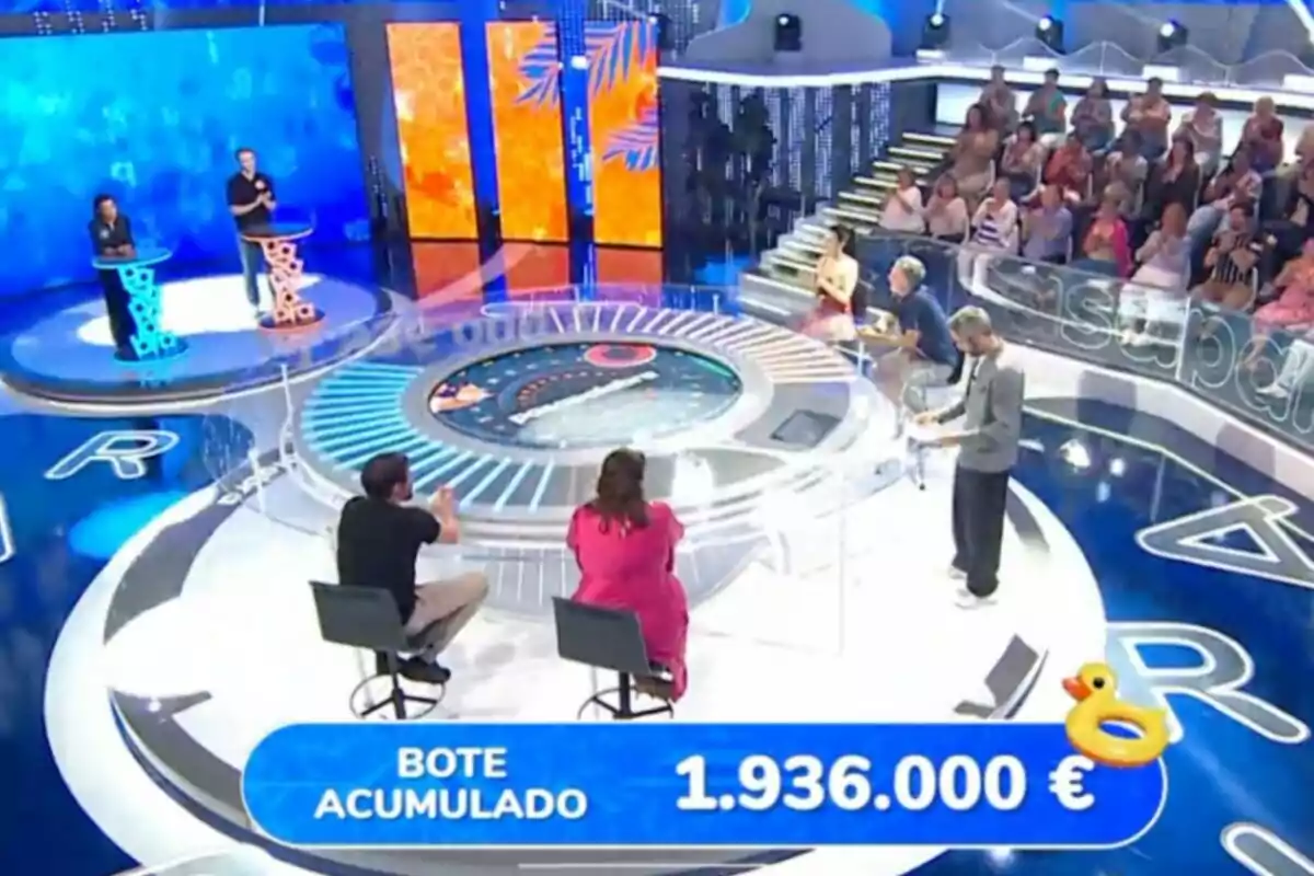 Concurs de televisió amb participants, públic i un premi acumulat d’un milió nou-cents trenta-sis mil euros mostrat a la pantalla Concurs de televisió amb participants, públic i un premi acumulat d’un milió nou-cents trenta-sis mil euros mostrat a la pantalla