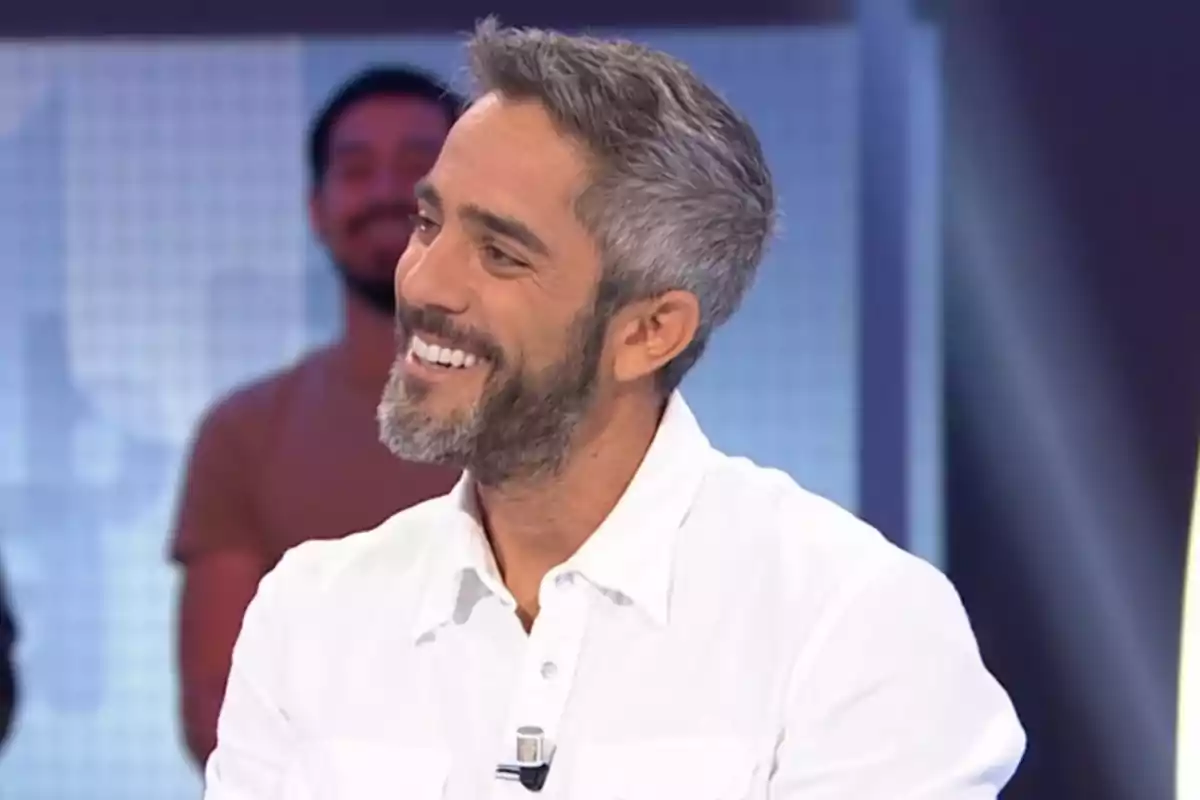Roberto Leal somrient mentre està assegut en un estudi de televisió amb camisa blanca. Captura de 'Pasapalabra' Roberto Leal somrient mentre està assegut en un estudi de televisió amb camisa blanca. Captura de 'Pasapalabra'