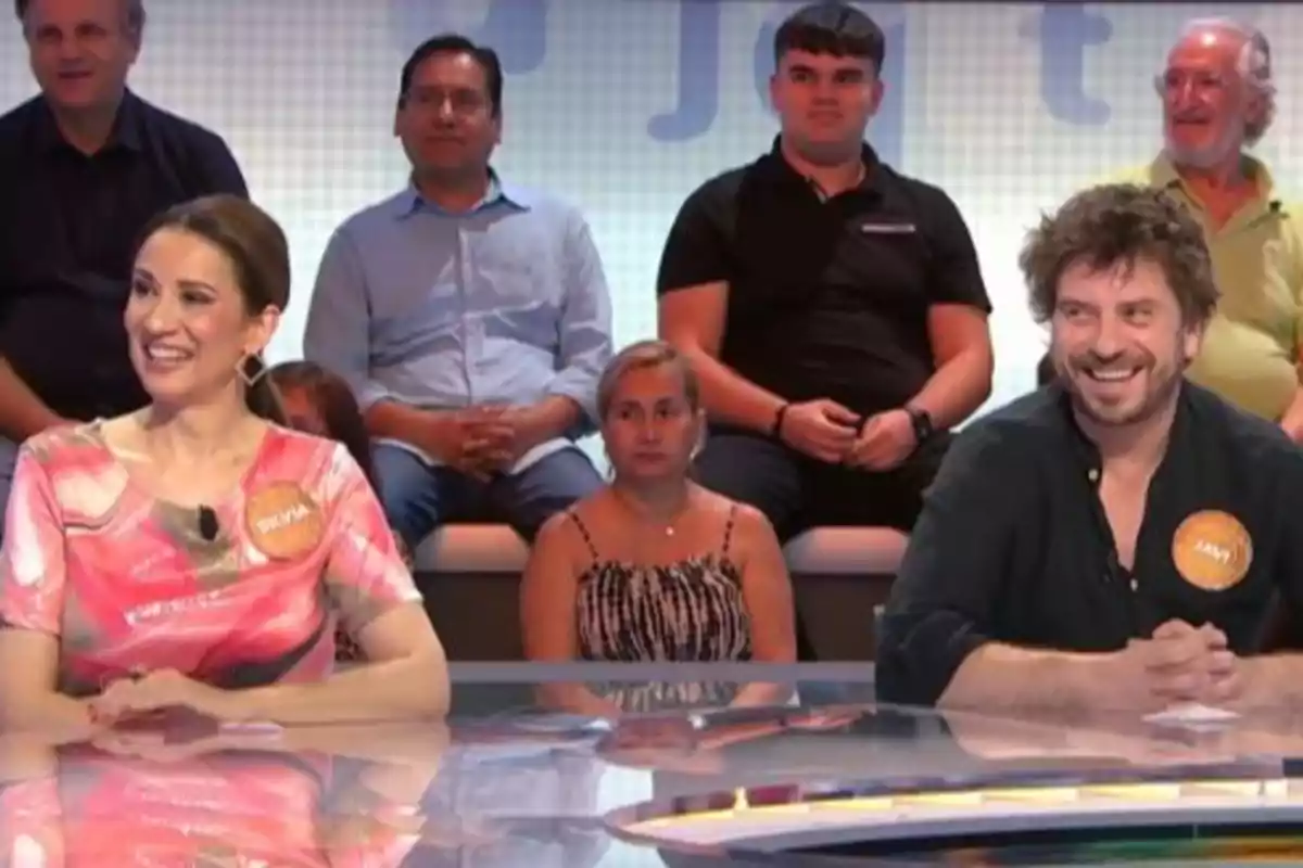 Silvia Jato i Javi Collado somrients asseguts en un plató de televisió amb públic al fons. Captura de 'Pasapalabra' Silvia Jato i Javi Collado somrients asseguts en un plató de televisió amb públic al fons. Captura de 'Pasapalabra'