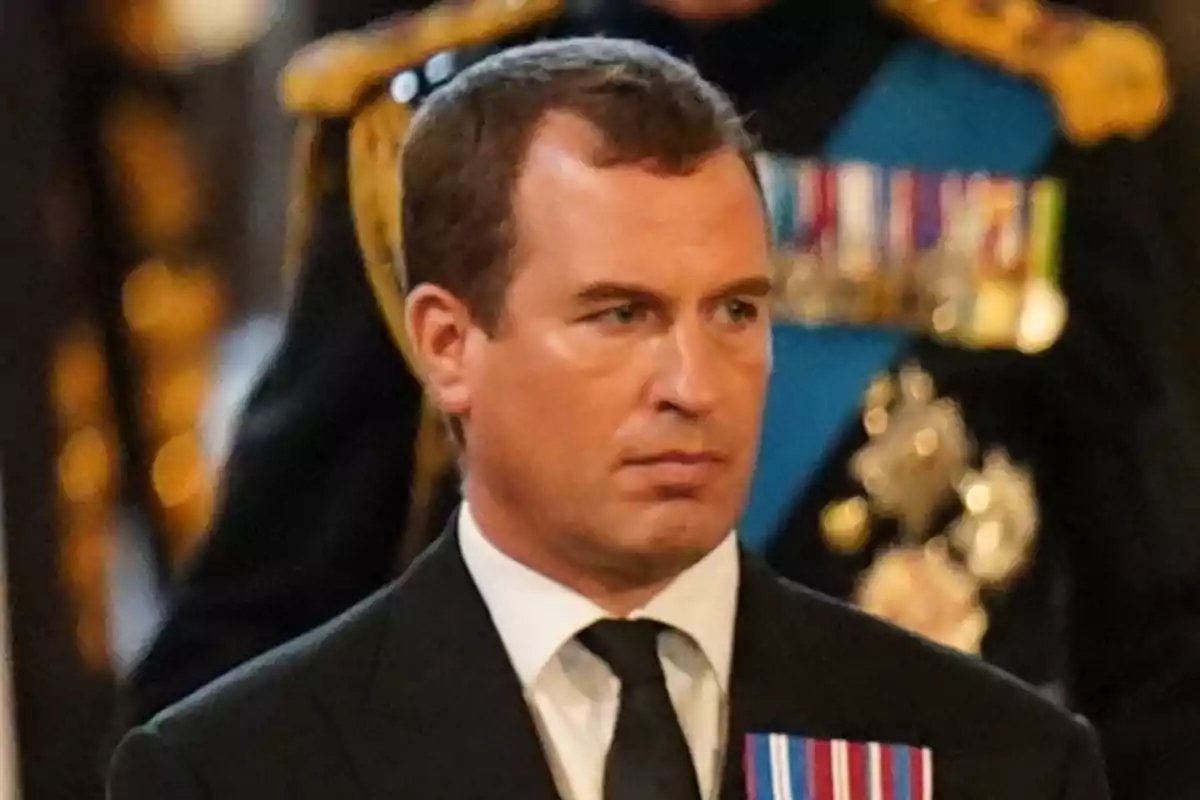 Peter Phillips amb vestit fosc, corbata negra i medalles al pit en un esdeveniment formal Peter Phillips amb vestit fosc, corbata negra i medalles al pit en un esdeveniment formal