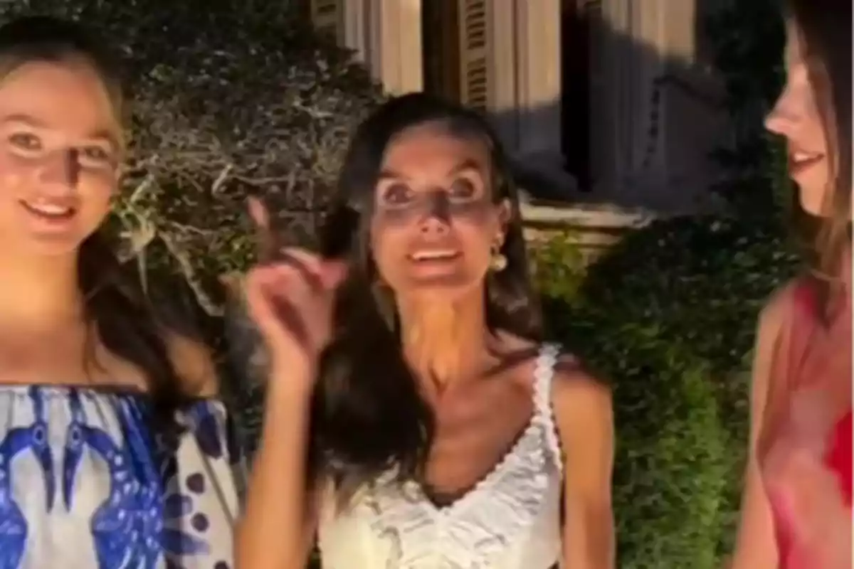 La princesa Leonor, la reina Letícia i la infanta Sofia posen a l’aire lliure durant la nit amb vegetació i un edifici de fons. La princesa Leonor, la reina Letícia i la infanta Sofia posen a l’aire lliure durant la nit amb vegetació i un edifici de fons.