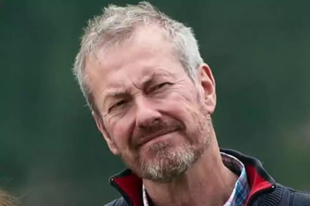 Ivar Mountbatten mirant cap a la càmera amb expressió pensativa i fons desenfocat.