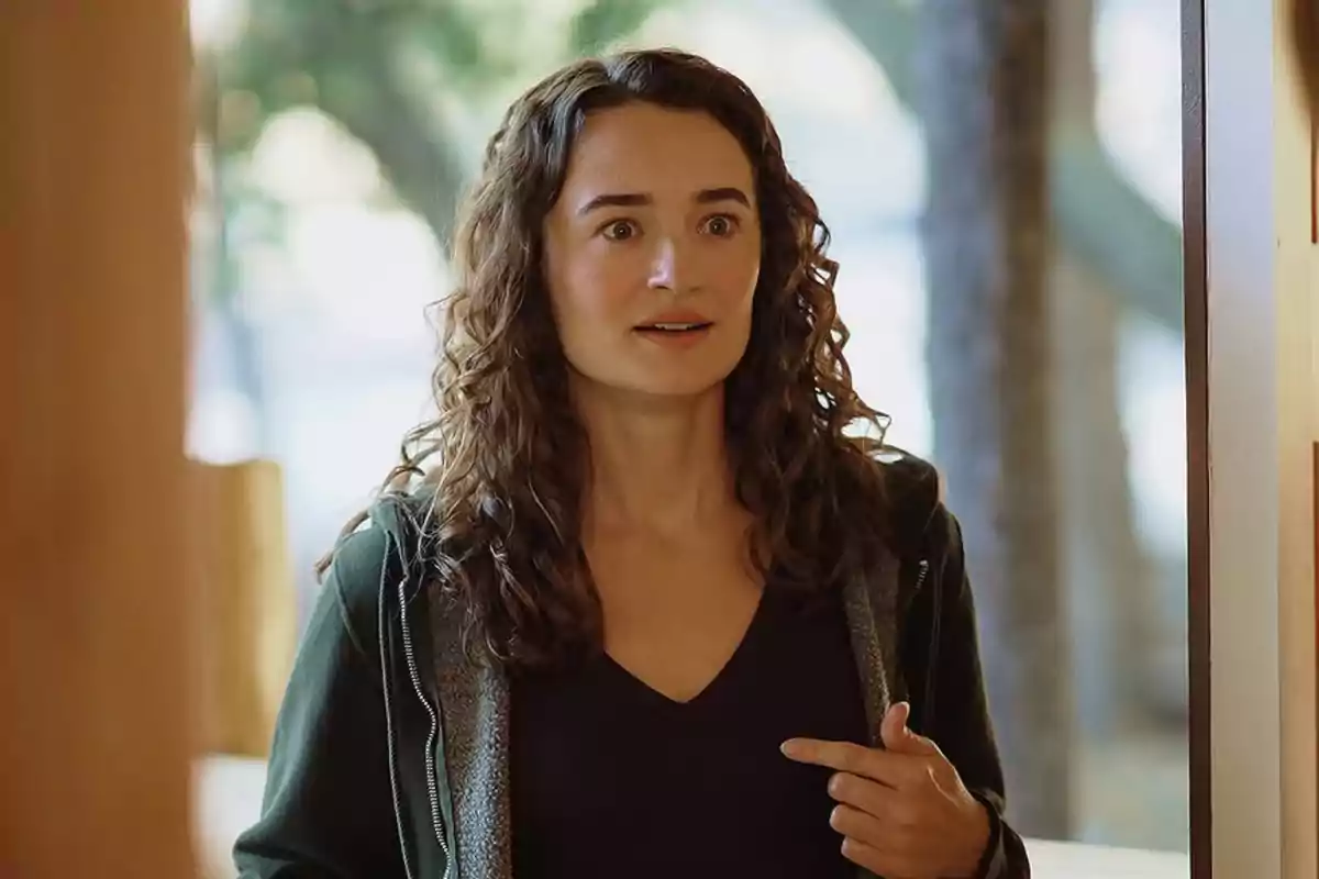 Kelley Mack amb expressió de sorpresa dreta en una porta assenyalant-se a si mateixa Kelley Mack amb expressió de sorpresa dreta en una porta assenyalant-se a si mateixa