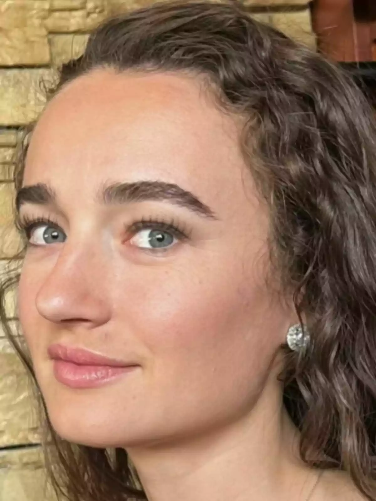 Kelley Mack mirant cap a la càmera amb una expressió serena i un fons de paret de pedra. Kelley Mack mirant cap a la càmera amb una expressió serena i un fons de paret de pedra.