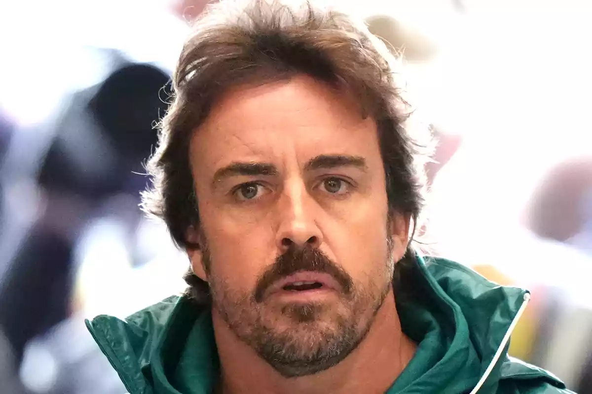Fernando Alonso con chaqueta verde mirando al frente Fernando Alonso con chaqueta verde mirando al frente