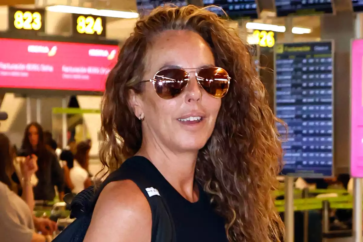 Rocío Carrasco amb ulleres de sol i cabells arrissats en un aeroport