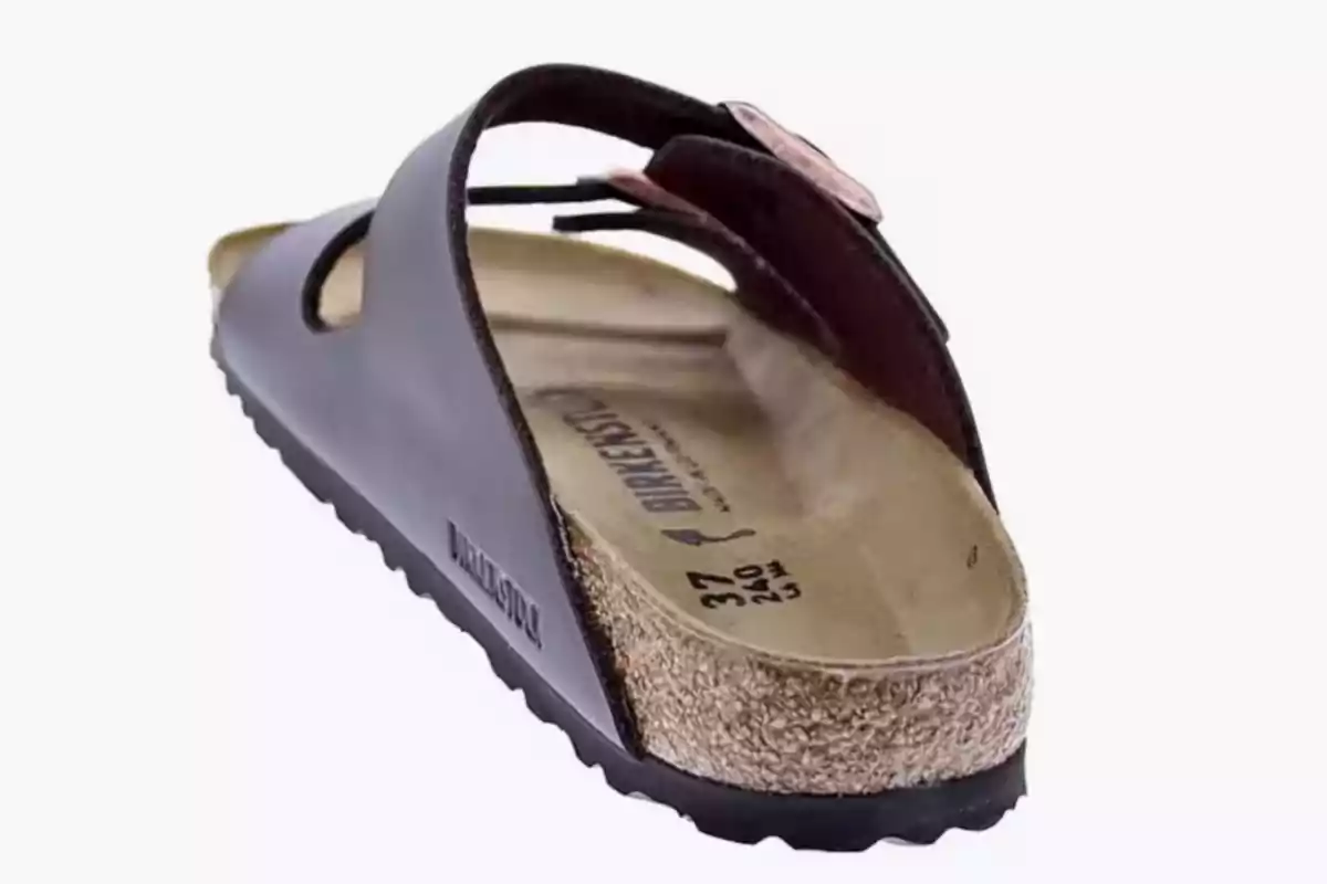 Sandàlia Birkenstock de color marró vista des del darrere mostrant la sola i la plantilla ergonòmica Sandàlia Birkenstock de color marró vista des del darrere mostrant la sola i la plantilla ergonòmica