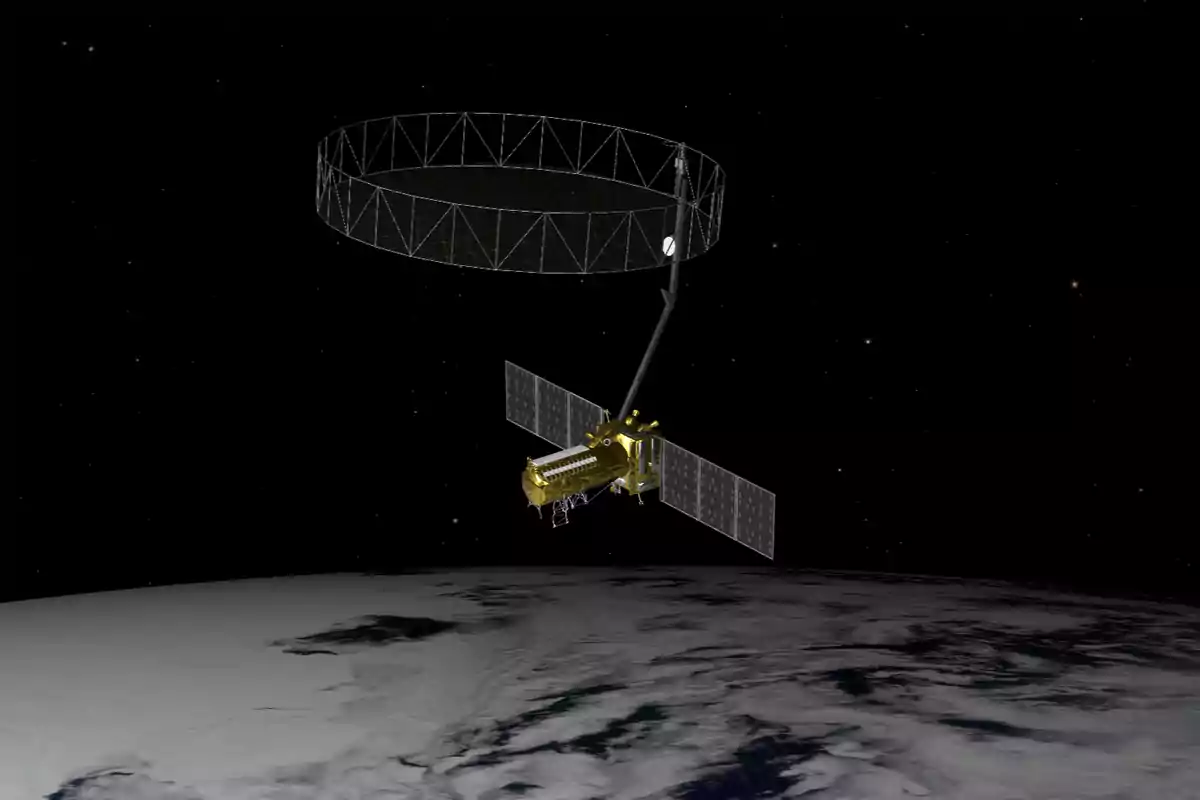 Satélite NISAR con paneles solares y una gran antena circular está orbitando la Tierra en el espacio.