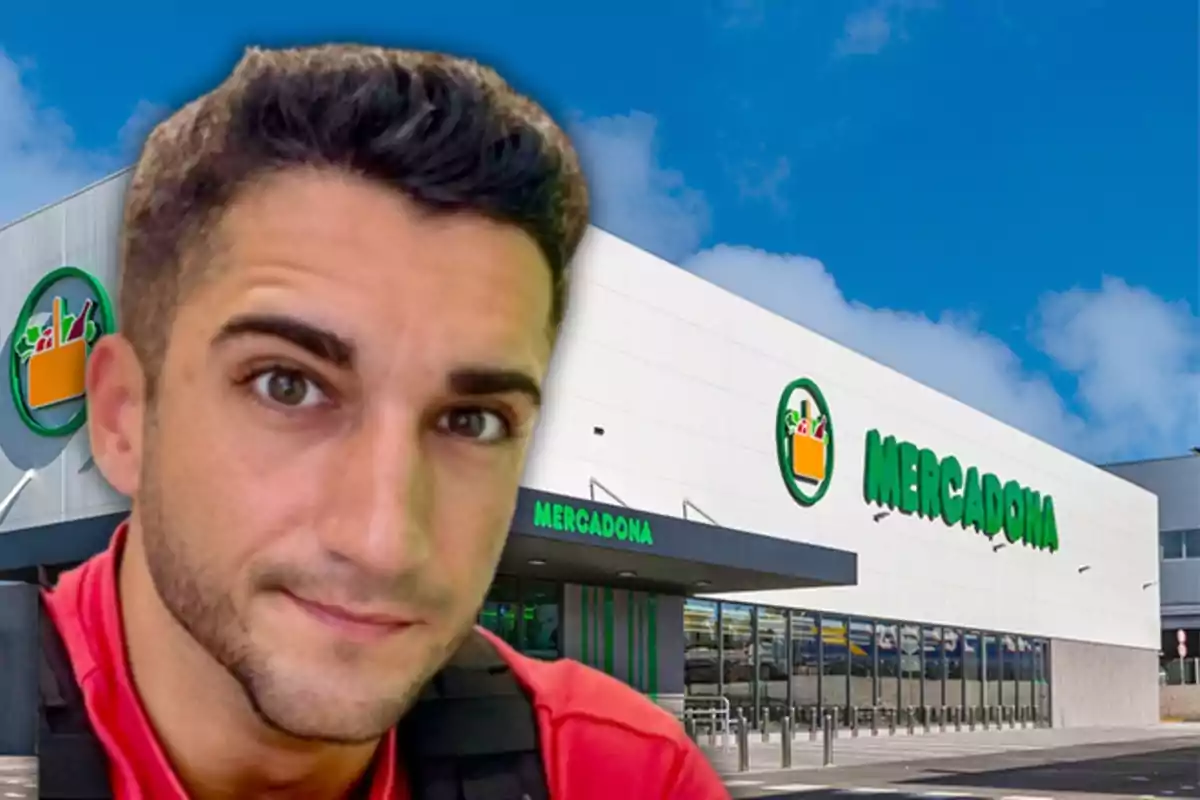 Hombre joven con camiseta roja en primer plano frente a un supermercado Mercadona bajo un cielo azul Hombre joven con camiseta roja en primer plano frente a un supermercado Mercadona bajo un cielo azul