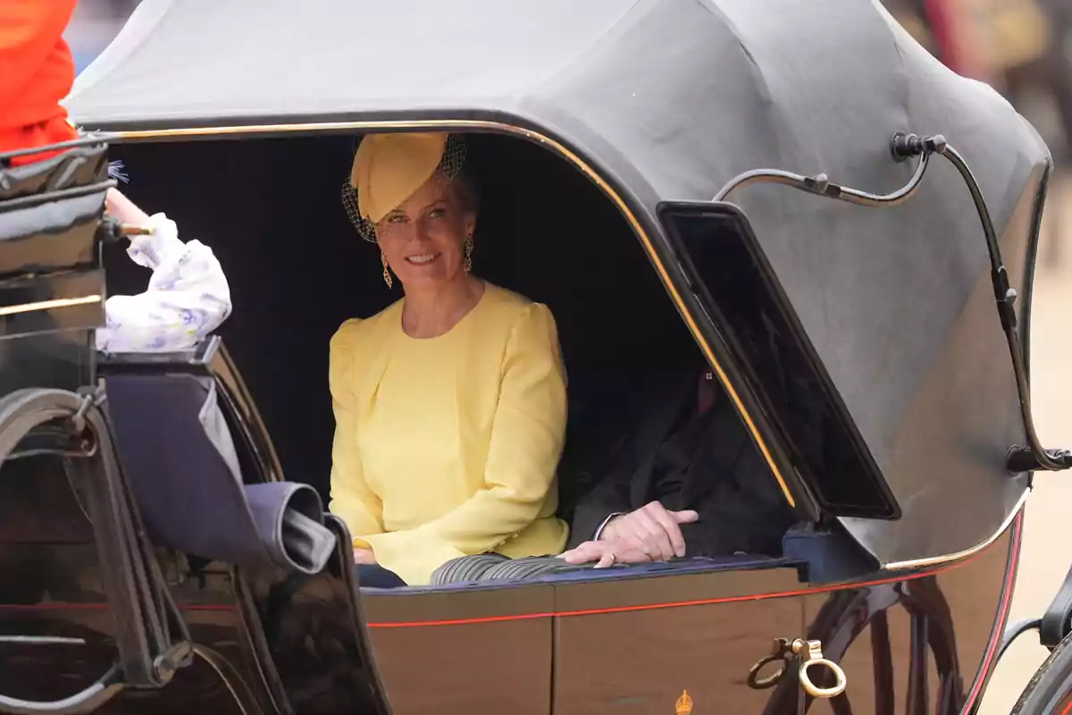 Sophie, duquesa de Edimburgo, con vestido y sombrero amarillo sonríe mientras viaja en un carruaje cubierto Sophie, duquesa de Edimburgo, con vestido y sombrero amarillo sonríe mientras viaja en un carruaje cubierto
